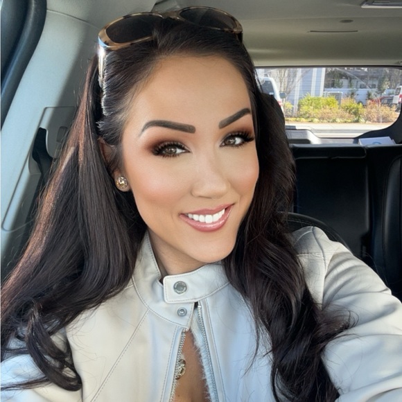 Poshmark profile picture for @accommodation